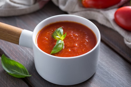 Salsa de tomate fresco con albahaca