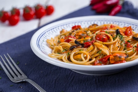 Espaguetis con mejillones y tomates cherry
