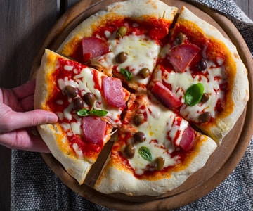 Pizza con salami y aceitunas