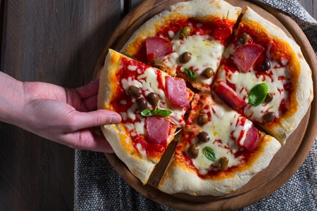 Pizza con salami y aceitunas